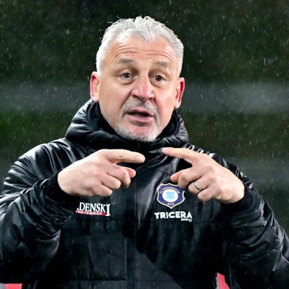 ARCHIV - 14.03.2023, Sachsen, Zwickau: Fußball: 3. Liga, FSV Zwickau - FC Erzgebirge Aue, 27. Spieltag, GGZ-Arena. Aues Trainer Pavel Dotchev zeigt einen Wechsel an. Dotchev spielte mit Aue in Elversberg. (zu dpa: «Aue siegt bei Tabellenführer Elversberg») Foto: Hendrik Schmidt/dpa +++ dpa-Bildfunk +++