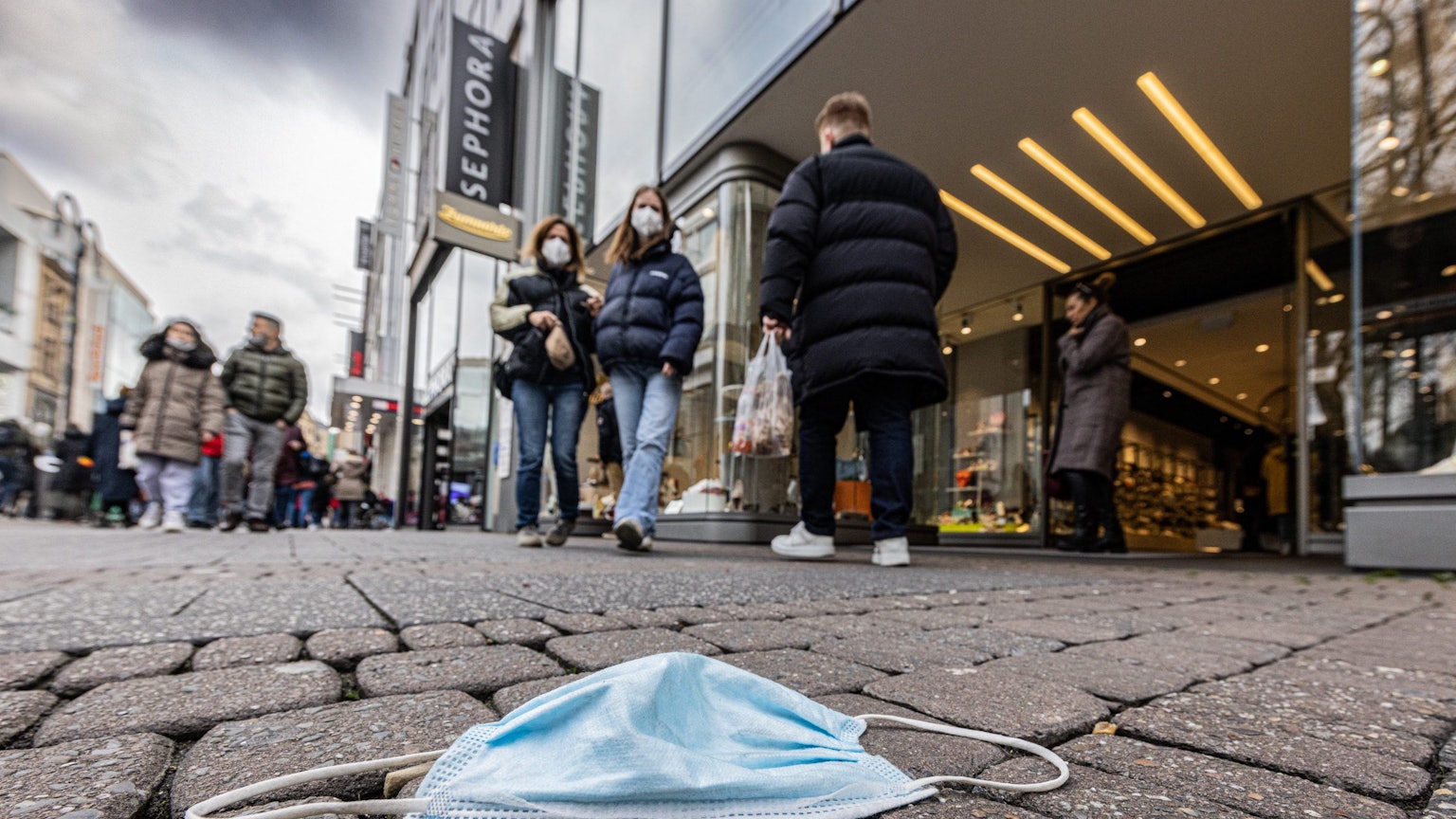 Eine Maske wie diese sorgte auf dem Heumarkt in Köln für einen Streit. Eine Maske liegt auf der Straße. (Symbolbild)