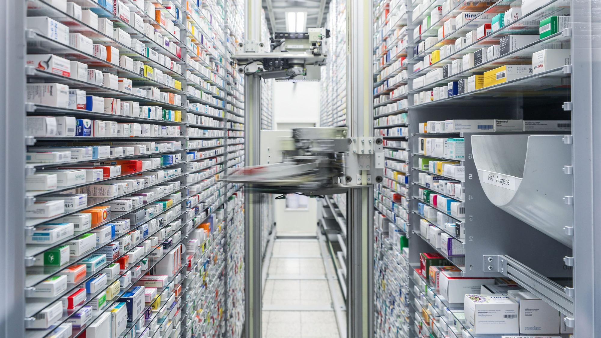 Blick in das automatisierte Medikamentenlager einer Apotheke