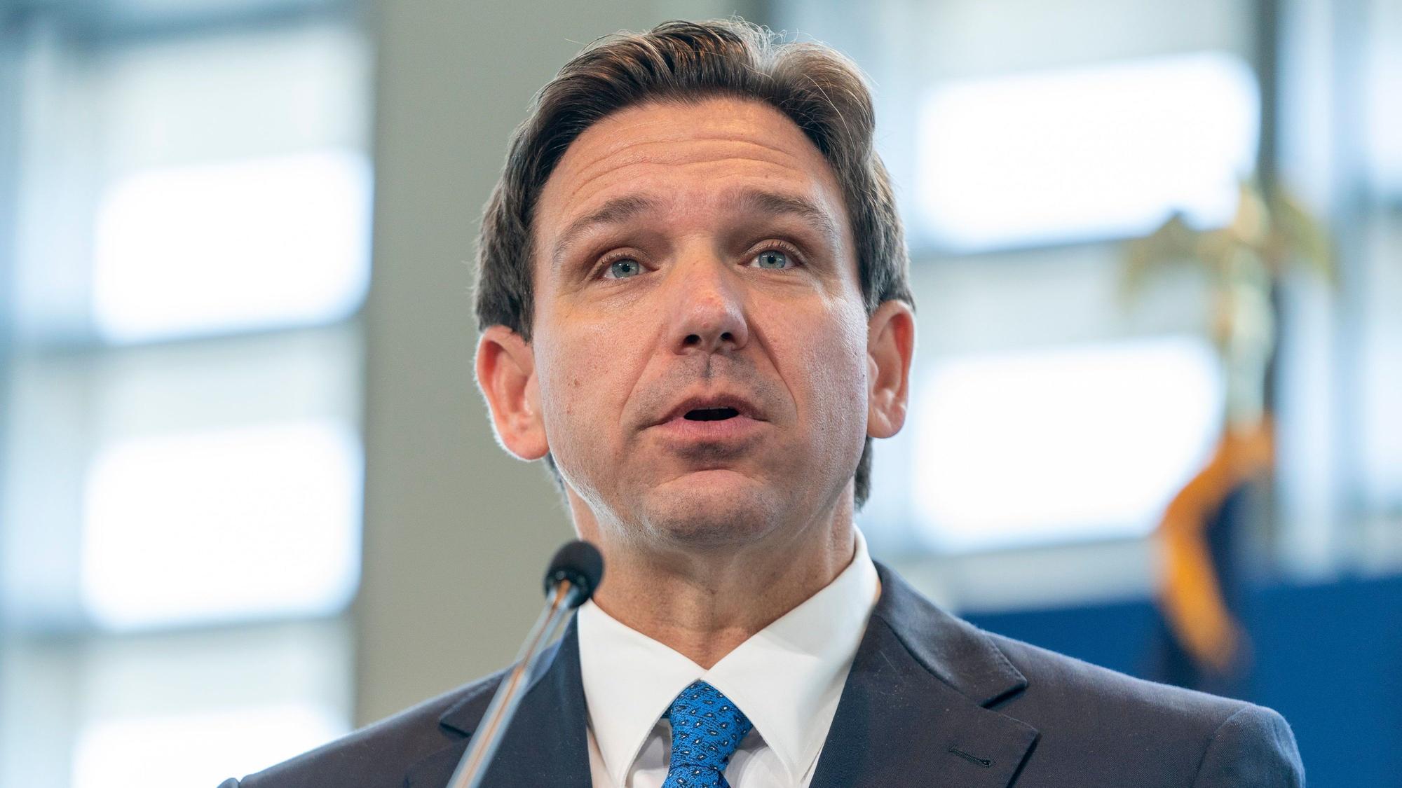 Ron DeSantis, Gouverneur von Florida, spricht auf einer Veranstaltung.