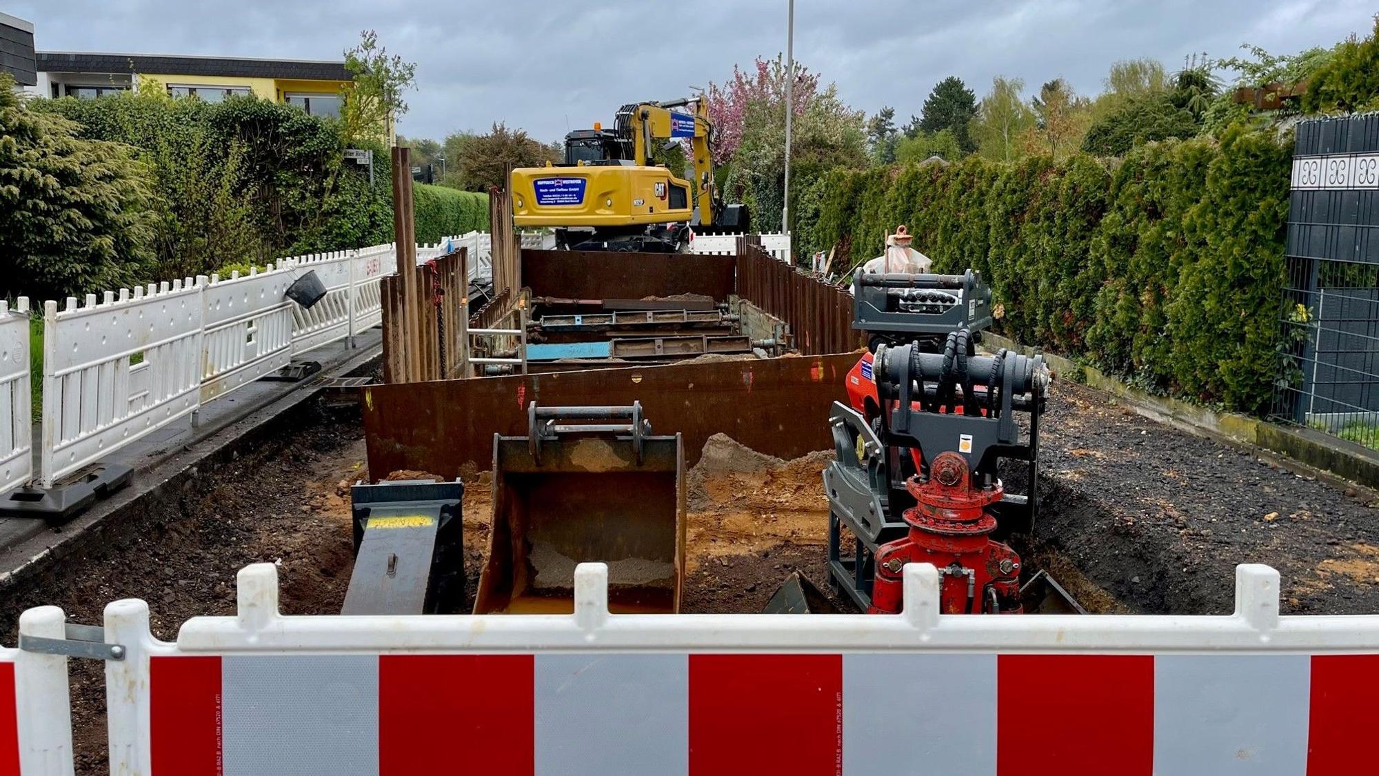 Komplett dicht ist ein Bereich am Merler Ring, hier wird zurzeit mit schwerem Gerät am Kanal gearbeitet.