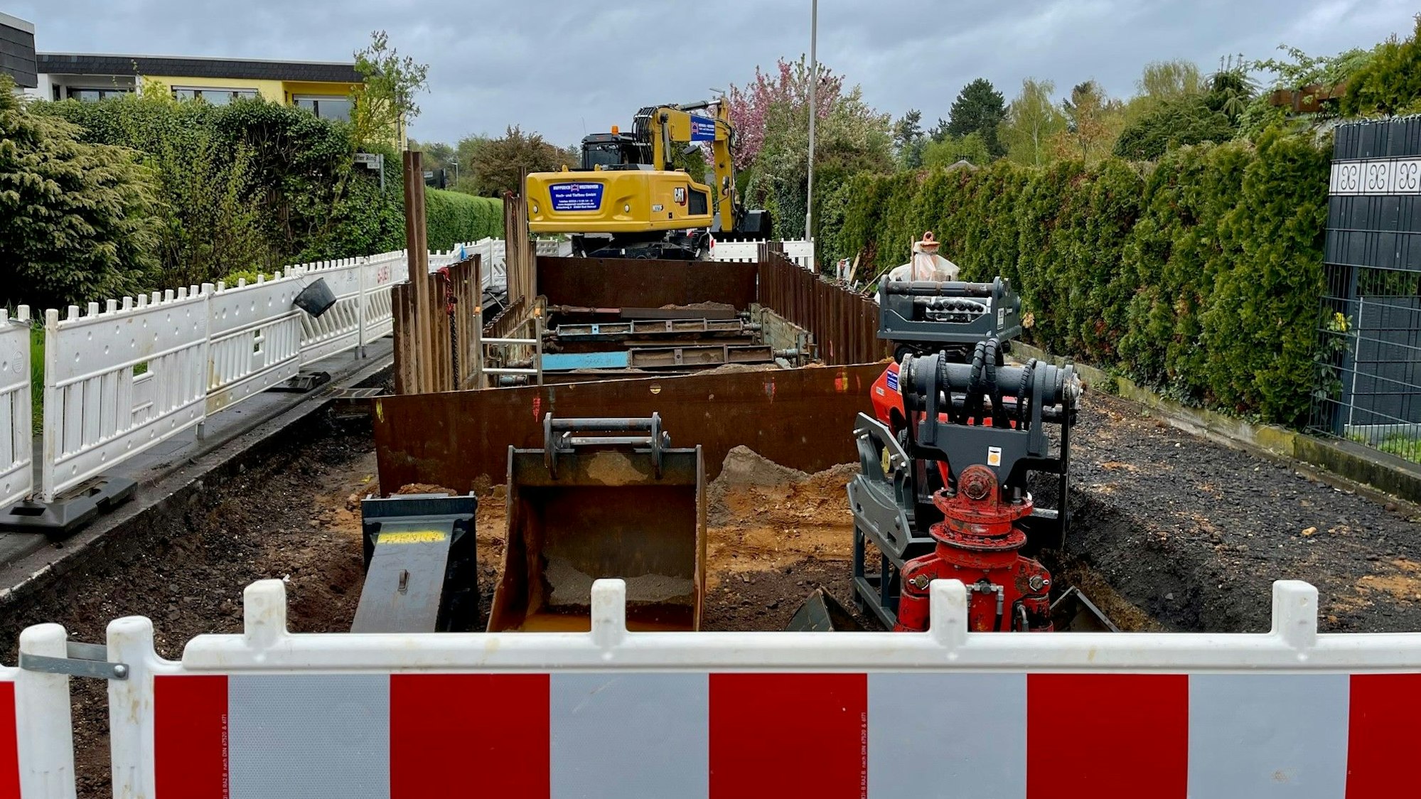 Komplett dicht ist ein Bereich am Merler Ring, hier wird zurzeit mit schwerem Gerät am Kanal gearbeitet.