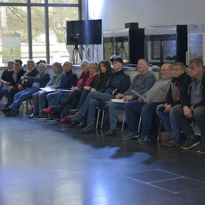 Zahlreiche Bürger sitzen bei einer Ratssitzung zusammen.