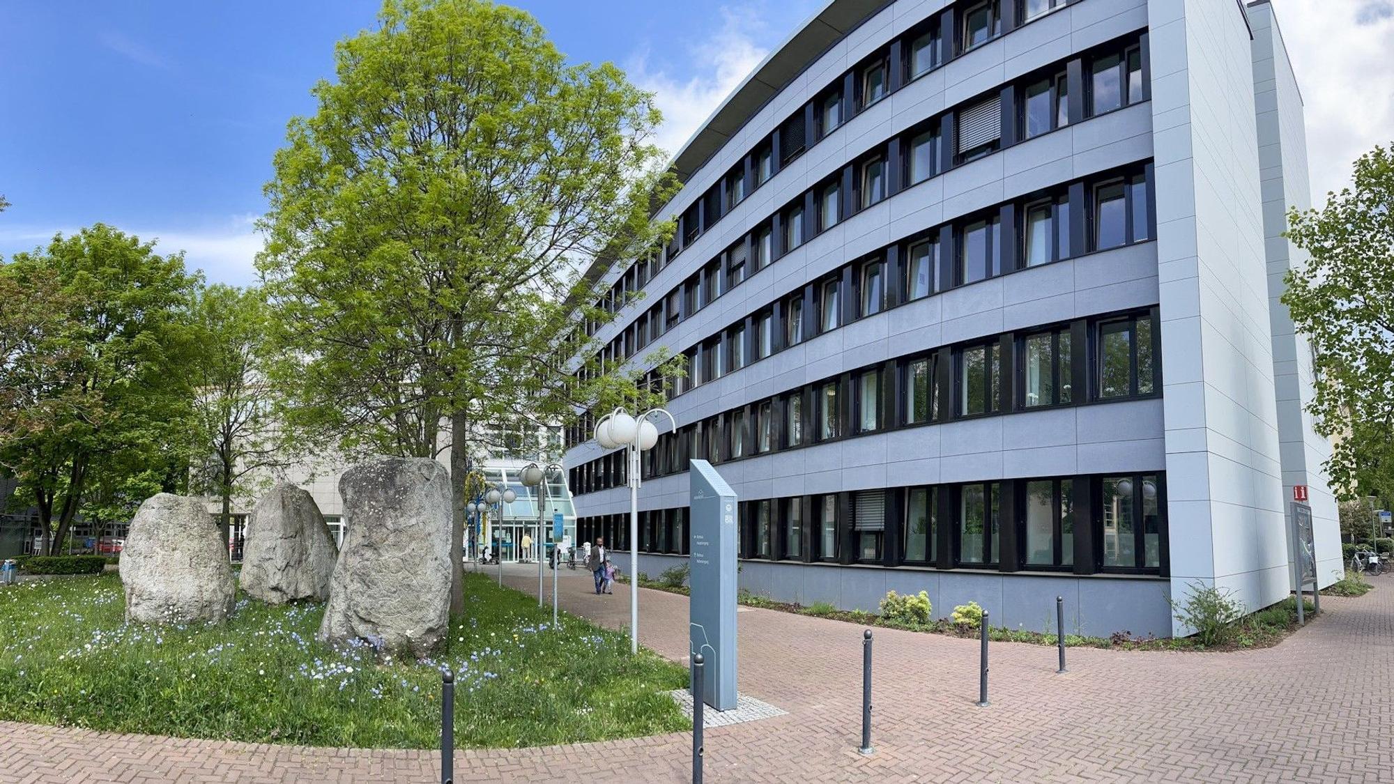 Auf dem Foto ist das Bergheimer Rathaus zu sehen.