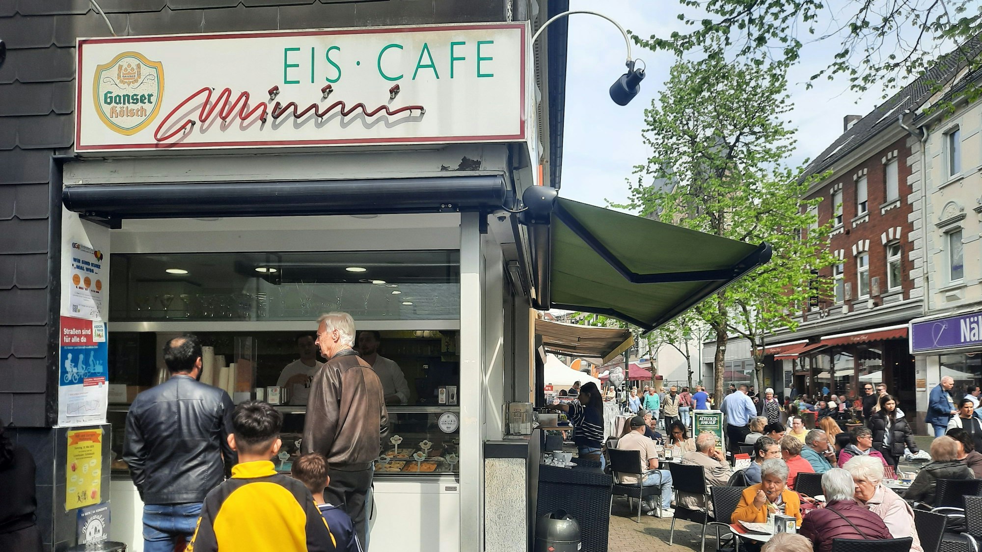 Das Eiscafé Minini in der Schlebuscher Fußgängerzone ist gut besucht.