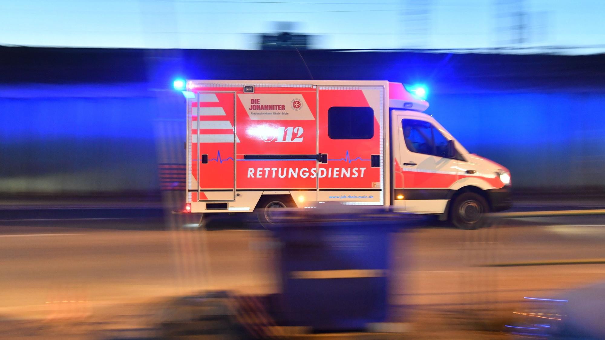 Ein Rettungswagen ist mit Blaulicht im Einsatz.