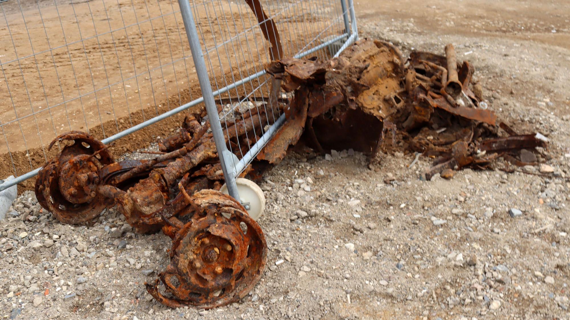 Bei den Bauarbeiten des Netto-Marktes am Rand von Arloff wurden die Überreste eines alten Autos entdeckt.