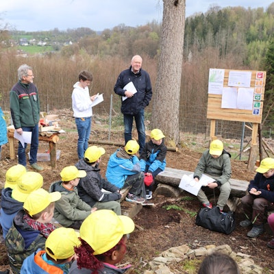 Die Schülerinnen und Schüler der GGS Schnellenbach im Waldlabor.