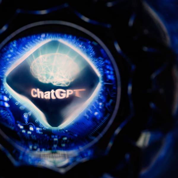 Ein Bildschirm zeigt das Logo der Künstlichen Intelligenz ChatGPT.