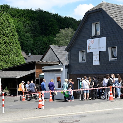 Vor der Tafel in Kürten stehen Menschen schlange.