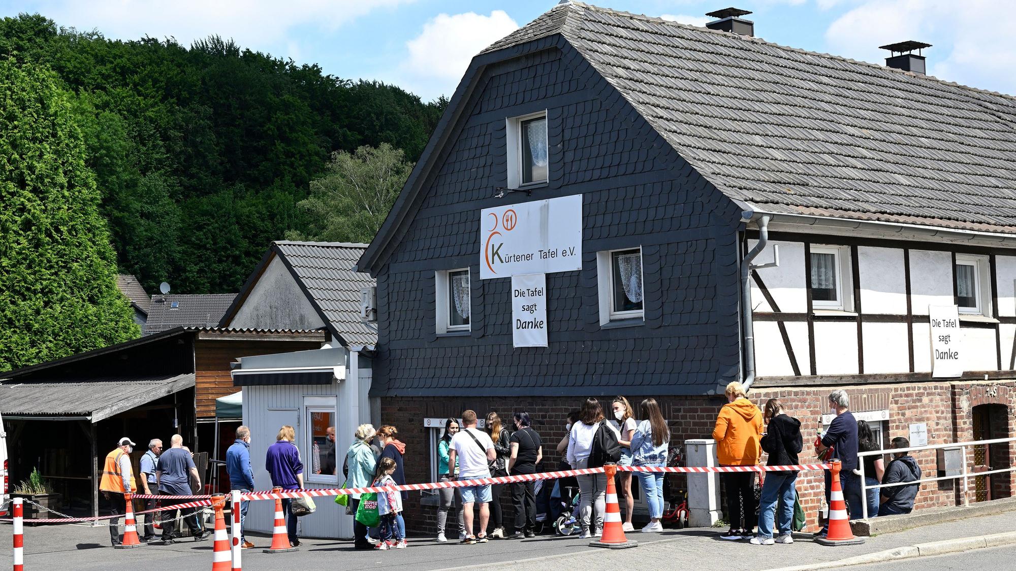 Vor der Tafel in Kürten stehen Menschen schlange.