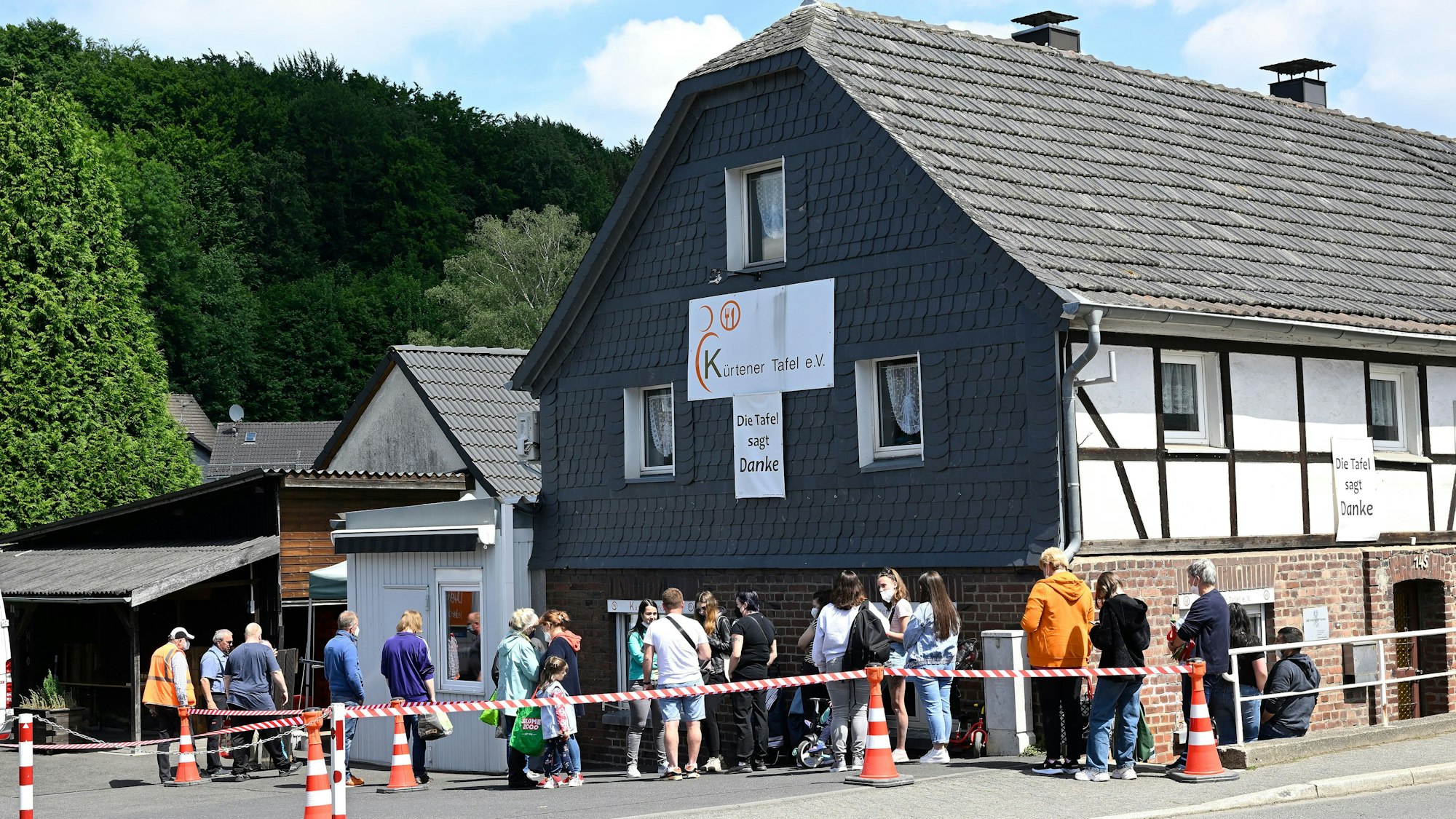 Vor der Tafel in Kürten stehen Menschen schlange.