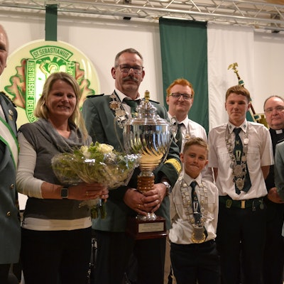 Frank Nagelschmidt (3. v.l.) ist neuer Bezirksschützenkönig.