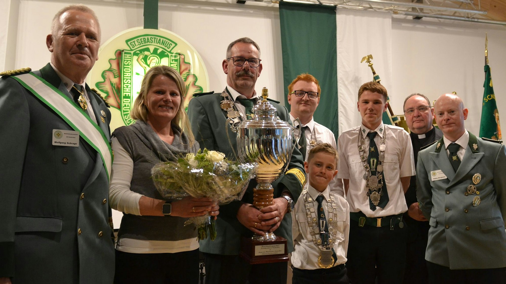 Frank Nagelschmidt (3. v.l.) ist neuer Bezirksschützenkönig.