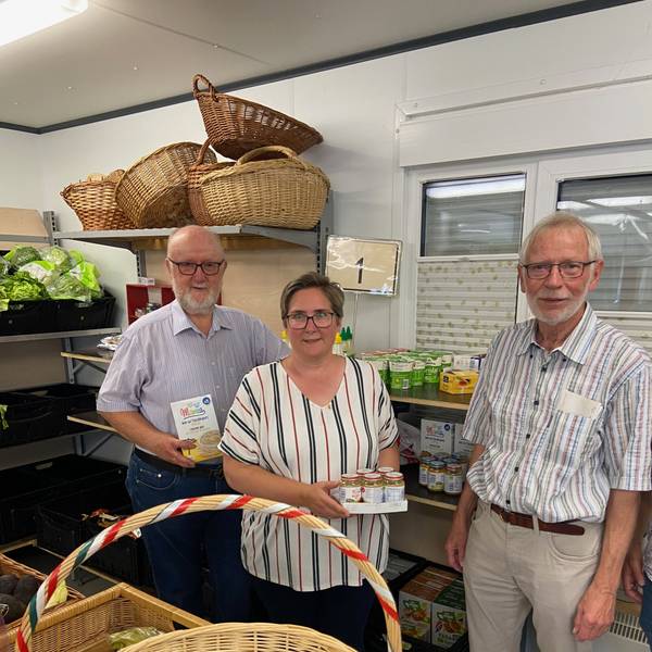 Friedhelm Halbach (l.), die Vorsitzende der Tafel Kerpen Kerstin Höfer und Gründungsmitglied Hellmut Schneider