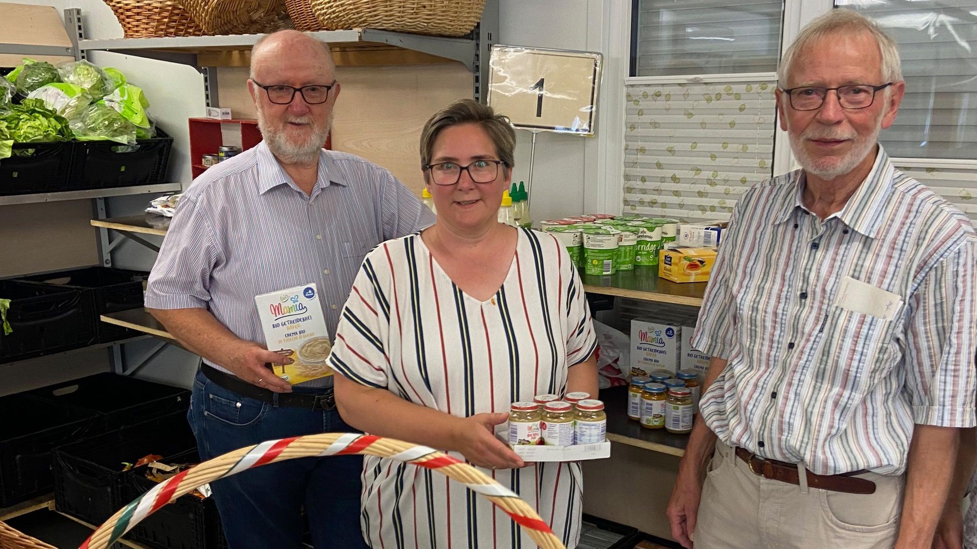 Friedhelm Halbach (l.), die Vorsitzende der Tafel Kerpen Kerstin Höfer und Gründungsmitglied Hellmut Schneider