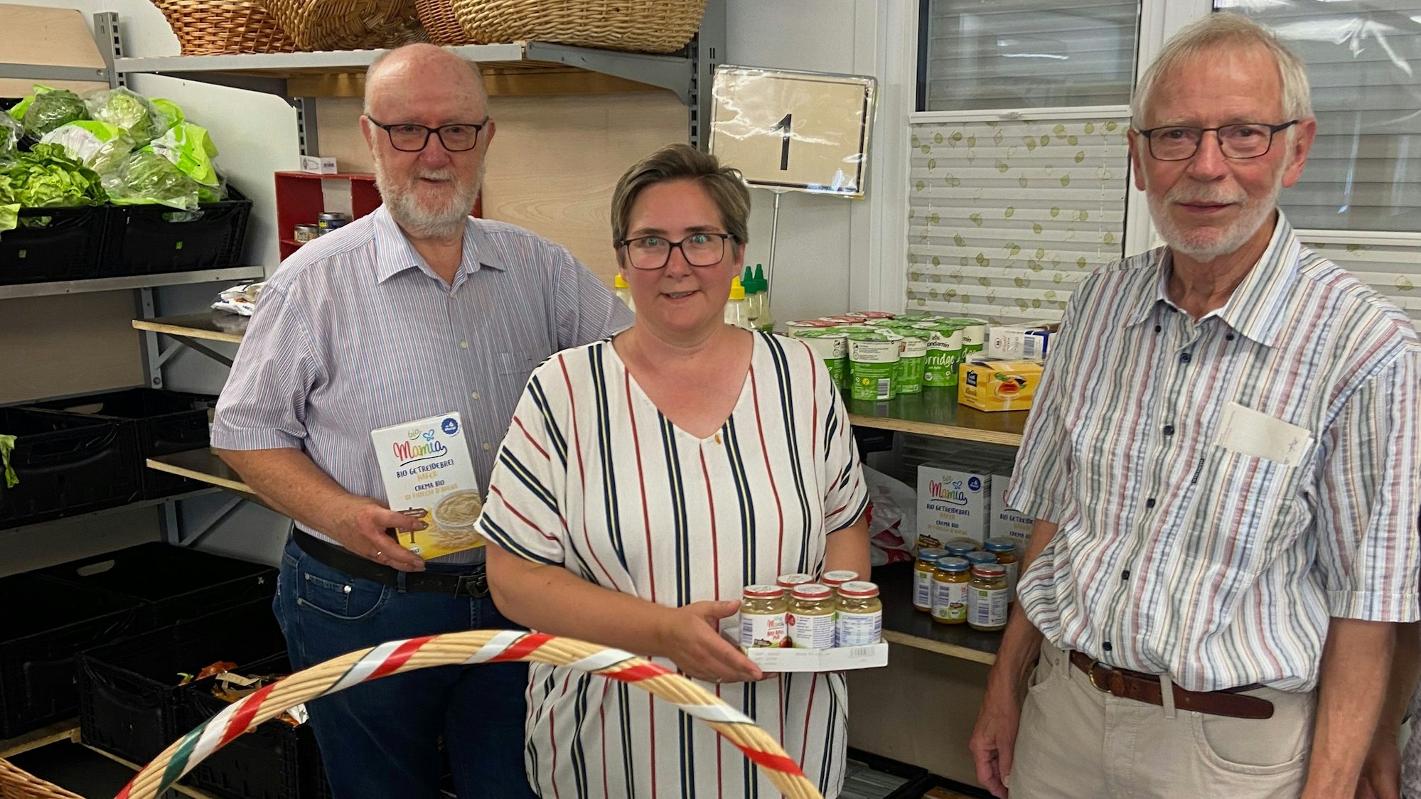 Friedhelm Halbach (l.), die Vorsitzende der Tafel Kerpen Kerstin Höfer und Gründungsmitglied Hellmut Schneider