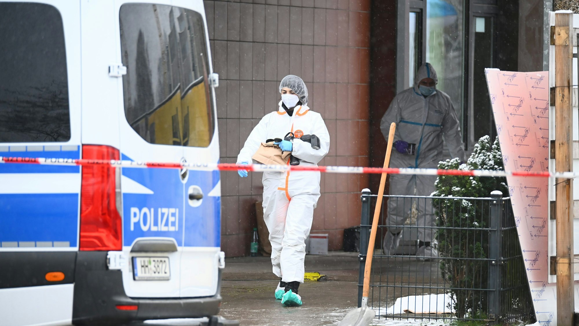 Ermittler sichern am 10. März vor einem Gebäude der Zeugen Jehovas Spuren. Ein Mann hatte dort mehrere Menschen getötet und verletzt. (Archivbild)