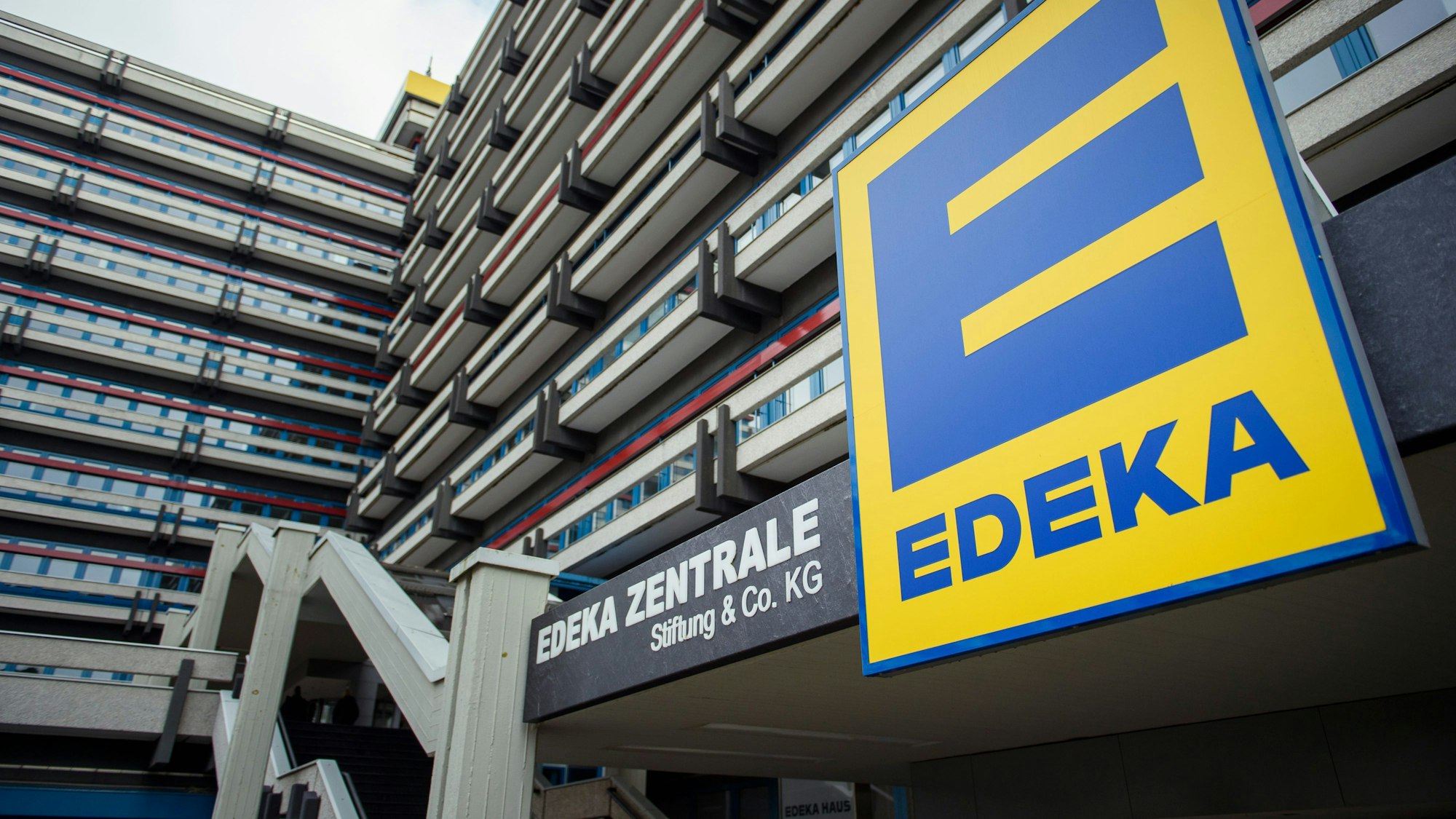 Eine Außenansicht der Edeka-Zentrale im Hamburger Statteil Winterhude. Edeka liegt derzeit mit vielen Herstellern im Streit wegen deren Preispolitik.