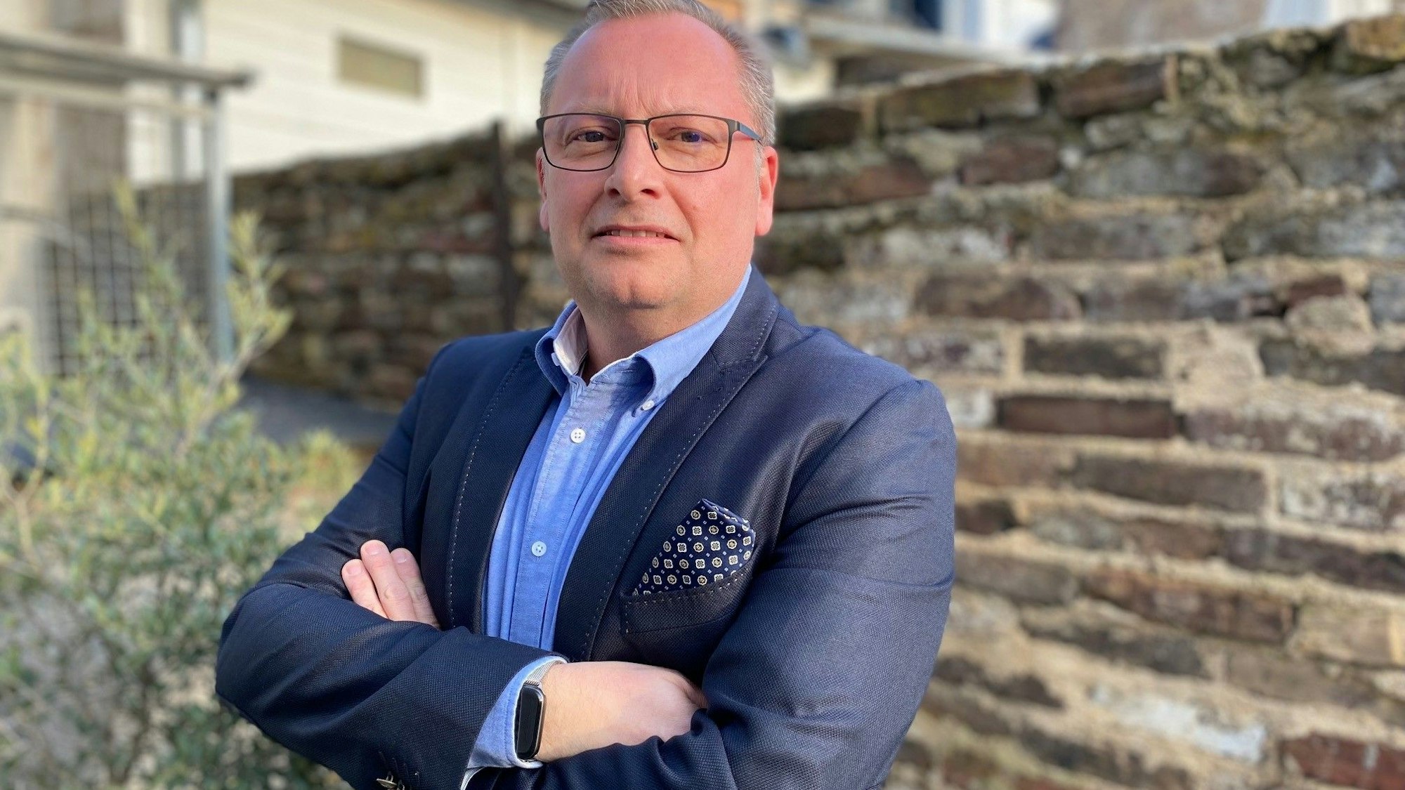 Auf dem Foto ist der Wegag-Vorsitzende Frank Pohl mit verschränkten Armen zu sehen. Er befürchtet: „Die Kundschaft, die von Norden Brühl ansteuert, bricht weg.“