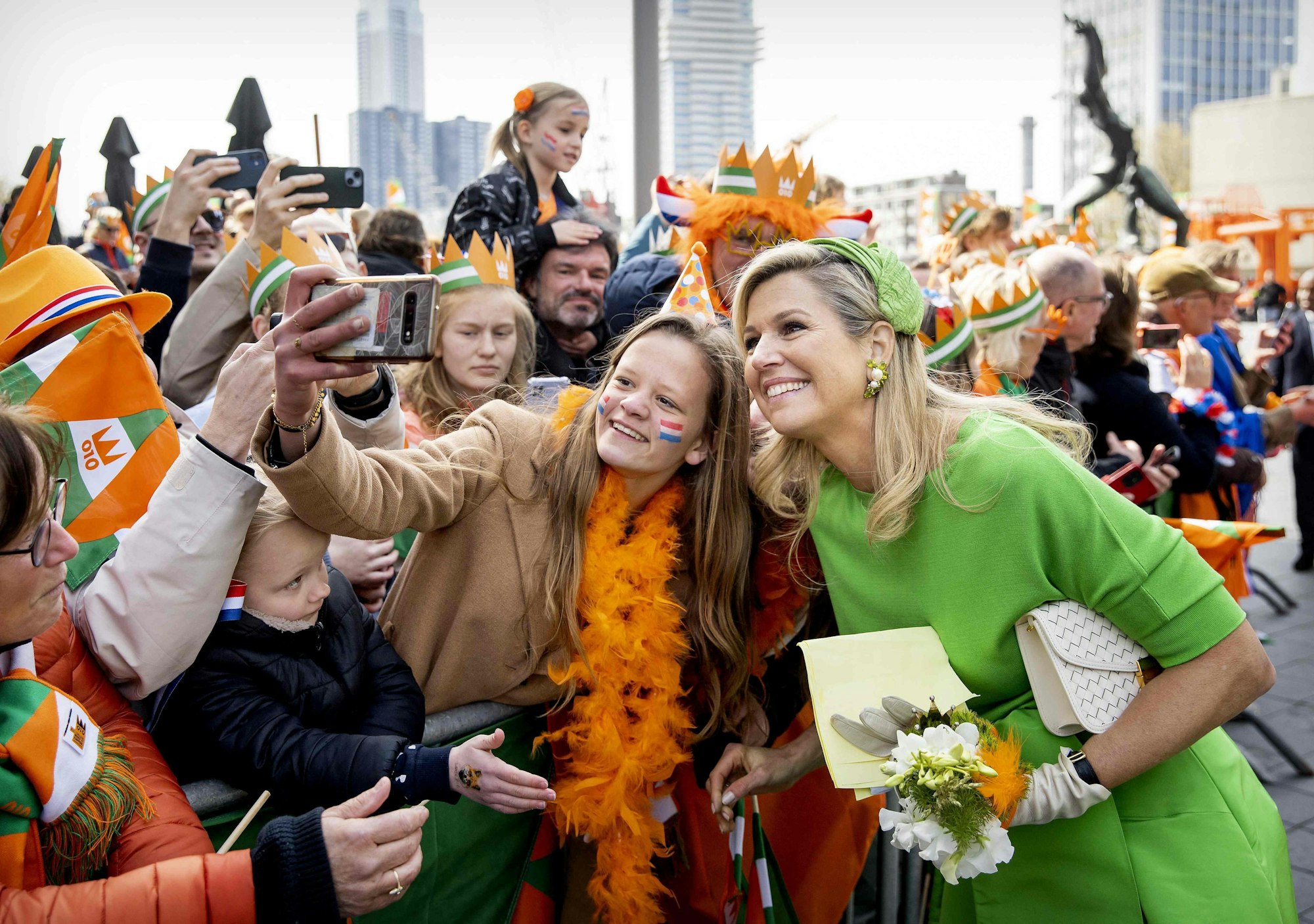 Königin Maxima macht ein Selfie mit ihren Fans.