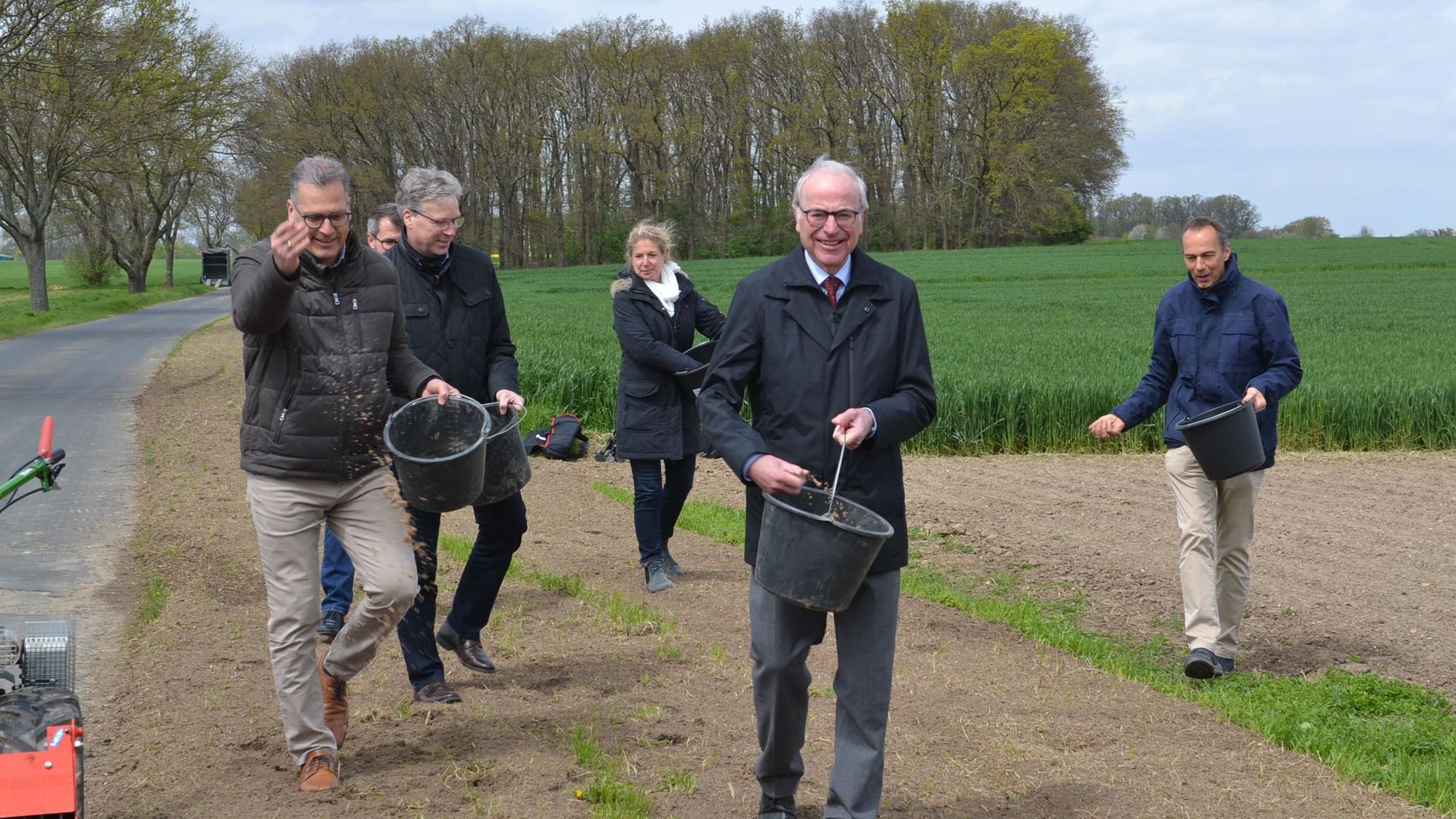 Blühflächen für neue Insekten-Lebensräume säten die Projektpartner aus.