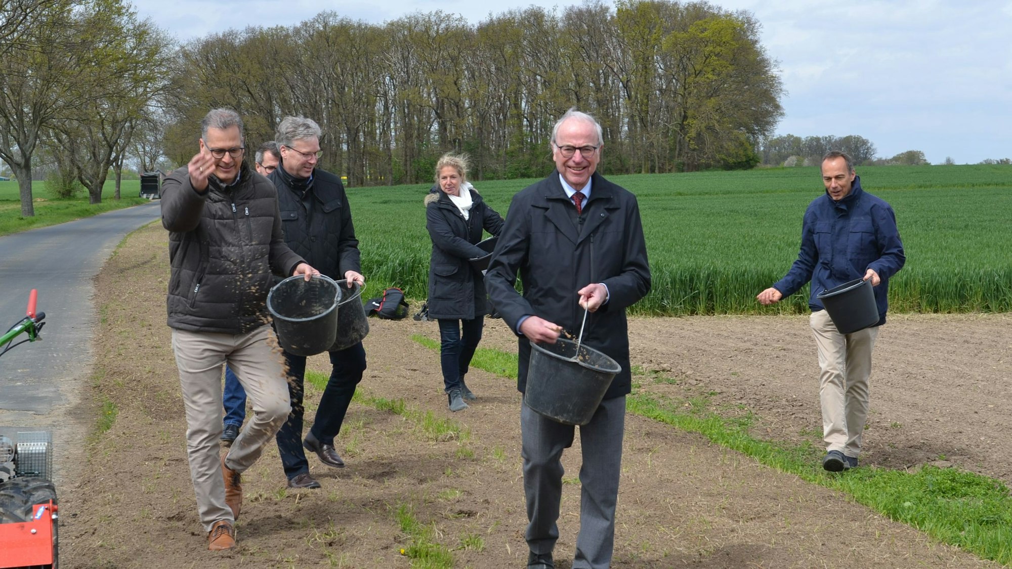 Blühflächen für neue Insekten-Lebensräume säten die Projektpartner aus.