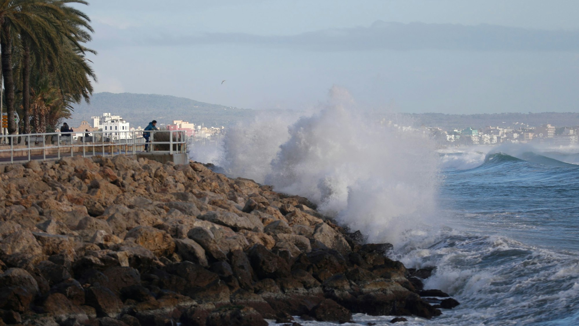 Wellen sind von der Promenade in Palma auf Mallorca aus zu sehen. Am Wochenende soll es auf Mallorca erstmal enorm heiß werden.