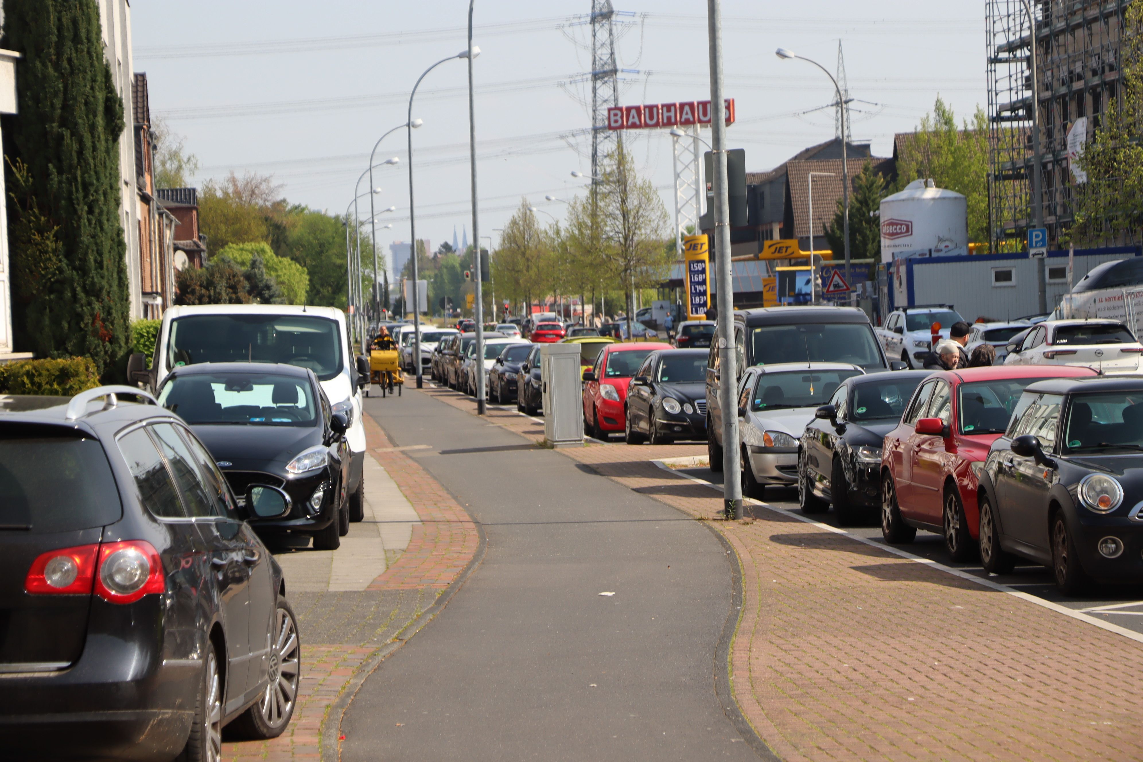 Das Foto zeigt die Luxemburger Straße in Hürth. Sie war schon am frühen Morgen zugeparkt.