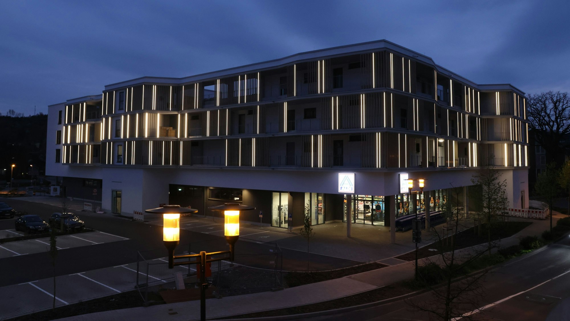 An dem Gebäude sind 163 LED-Bänder installiert, die bis Mitternacht leuchten.