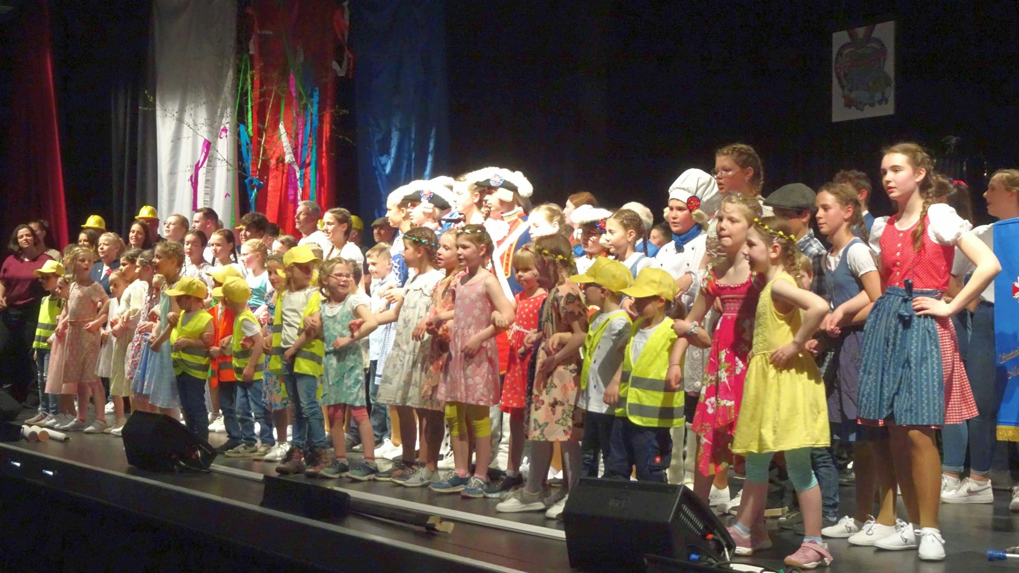 Jubiläumsveranstaltung der Stadtsoldaten Meckenheim zum 155. Bestehen in der Jungholzhalle: Aufführung zur Geschichte des Stadtsoldaten-Corps durch alle Abteilungen des Vereins.