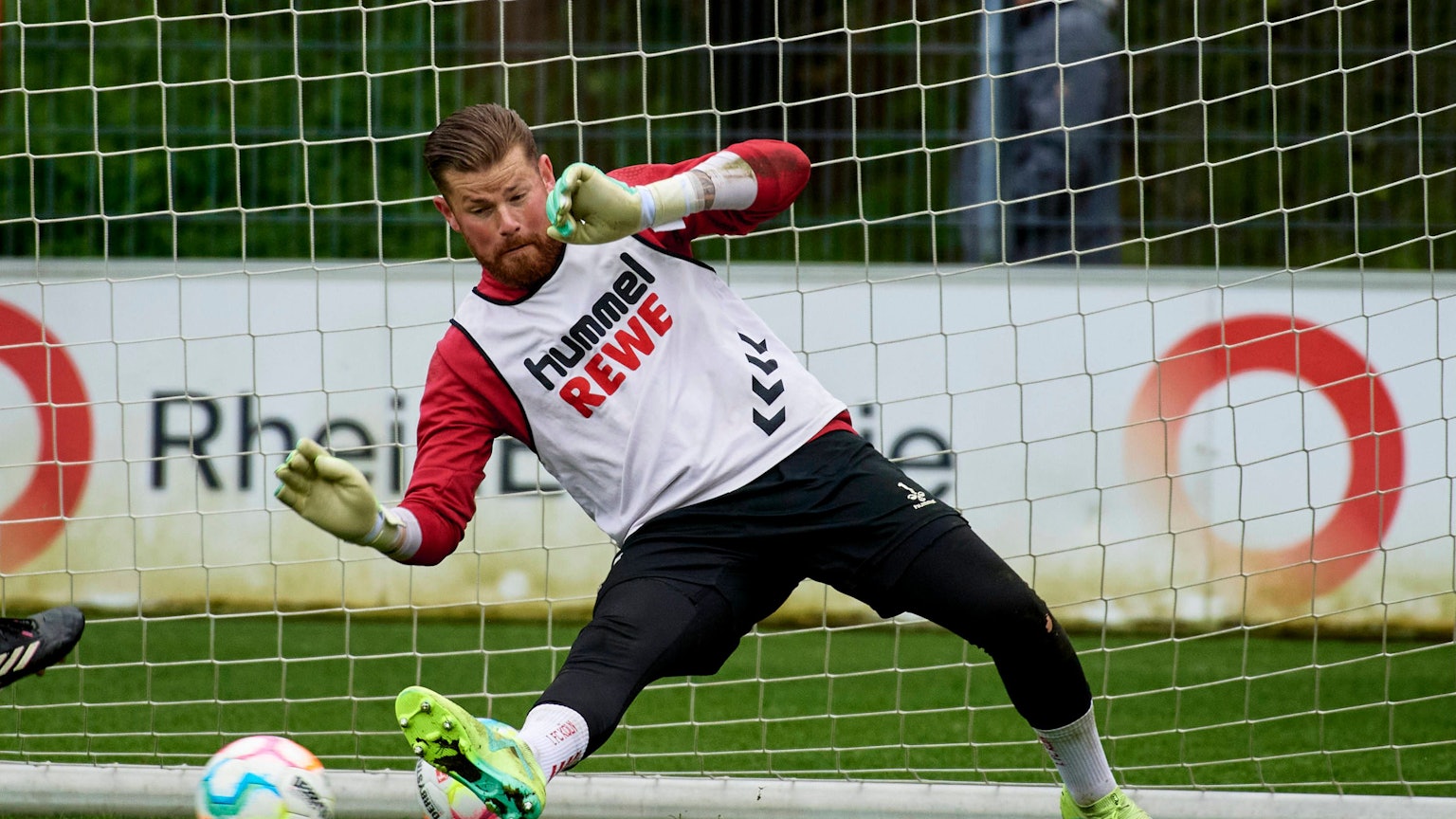 Timo Horn steht im Tor und versucht einen Ball abzuwehren.