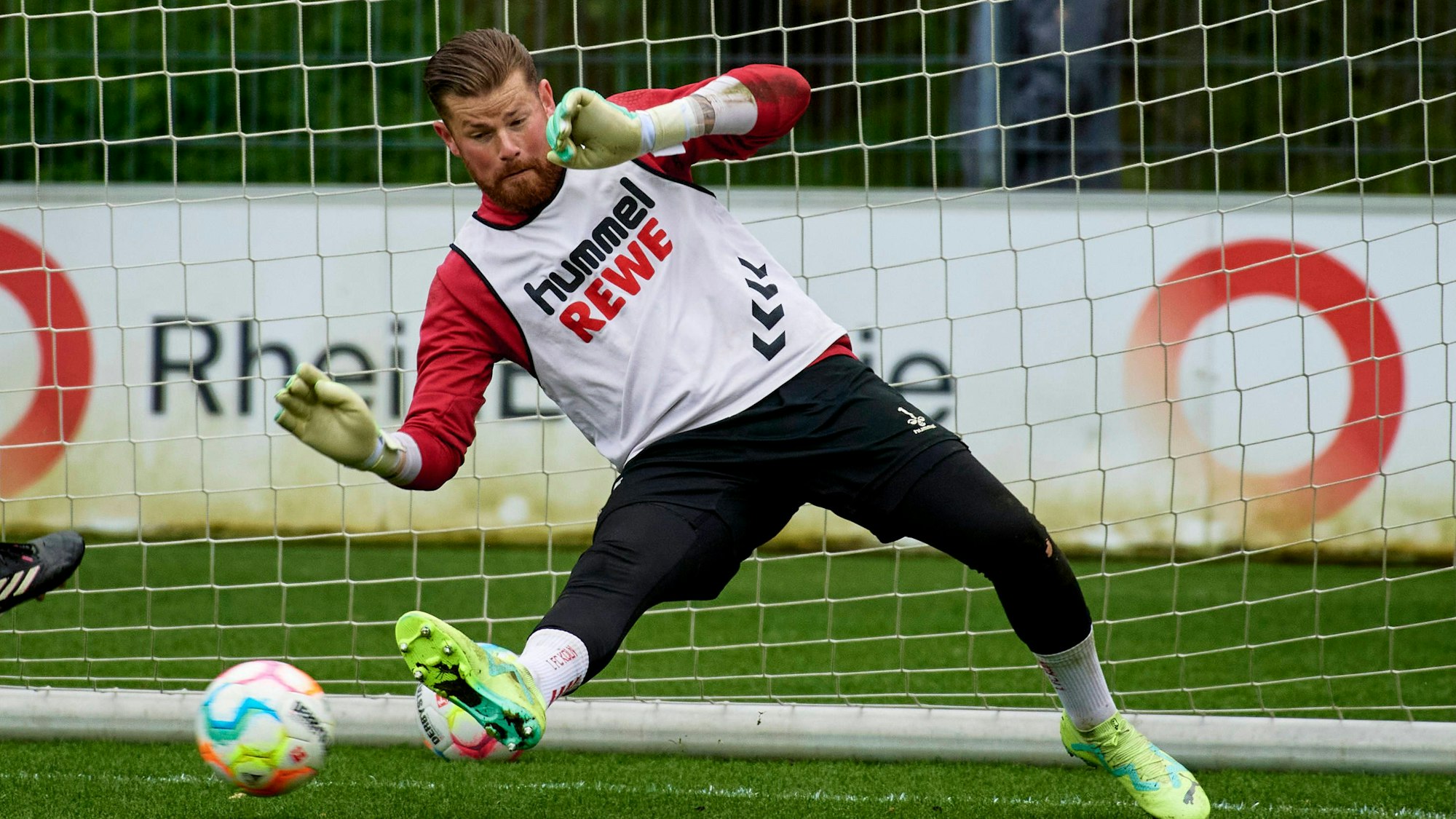 Timo Horn steht im Tor und versucht einen Ball abzuwehren.