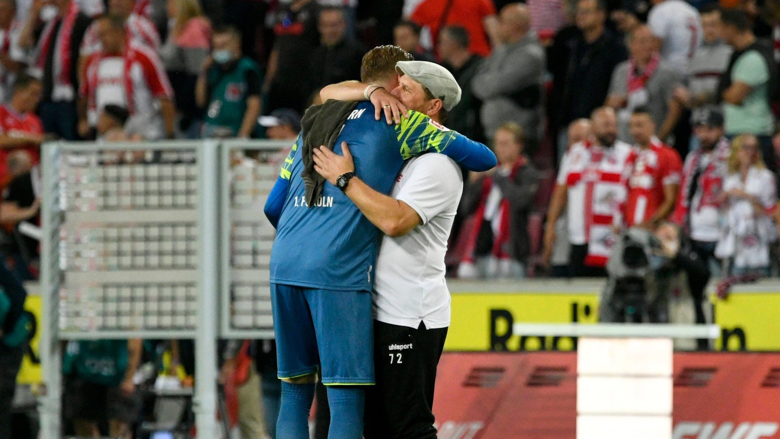 RheinEnergieStadion Köln, 18.9.2021 1. Fussball Bundesliga Saison 2021/22, 5. Spieltag, 1.FC Köln KOE vs Rasenballsport Leipzig RBL Trainer Steffen Baumgart KOE umarmt Timo Horn KOE nach dem Abpfiff