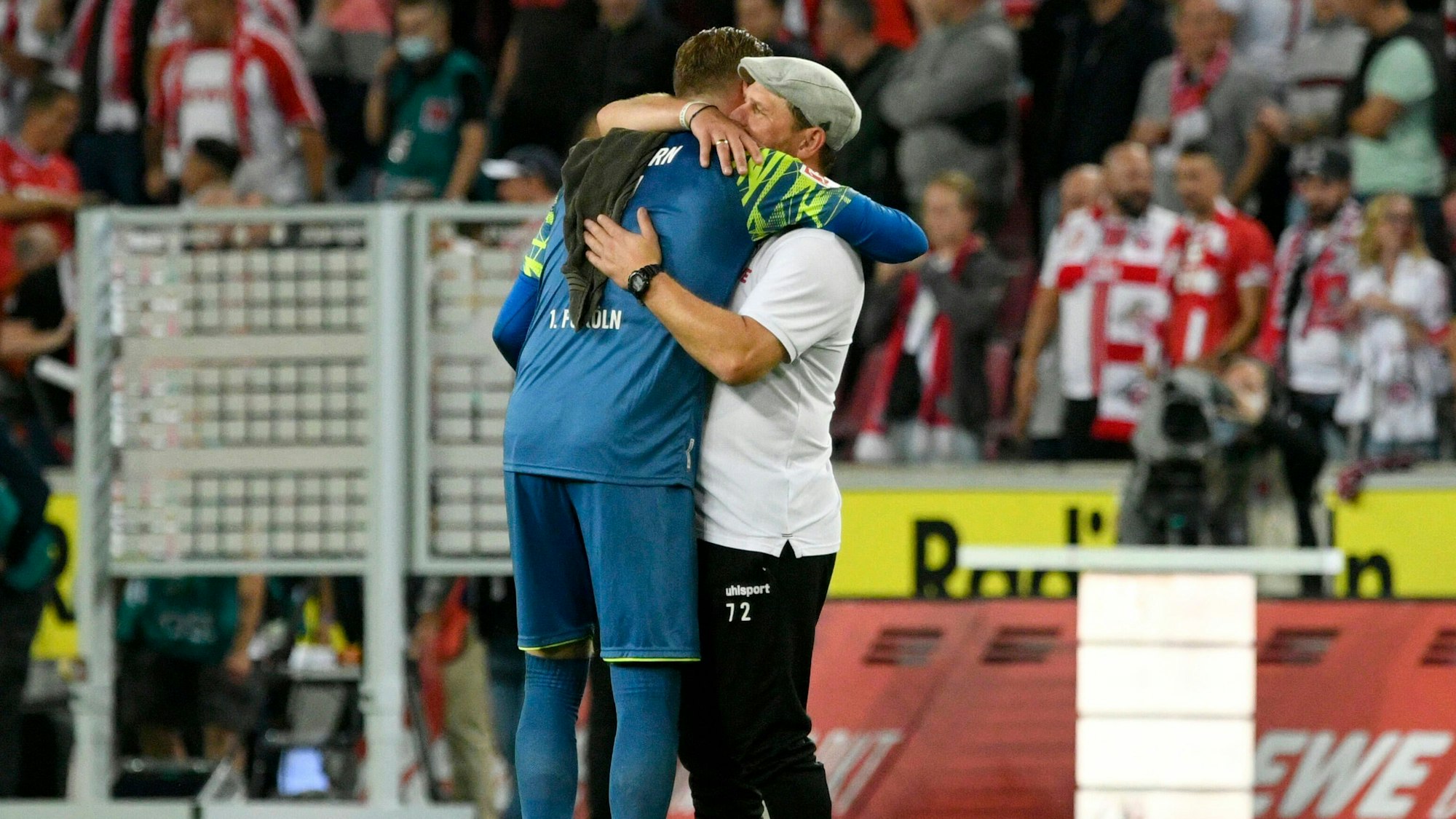 RheinEnergieStadion Köln, 18.9.2021 1. Fussball Bundesliga Saison 2021/22, 5. Spieltag, 1.FC Köln KOE vs Rasenballsport Leipzig RBL Trainer Steffen Baumgart KOE umarmt Timo Horn KOE nach dem Abpfiff