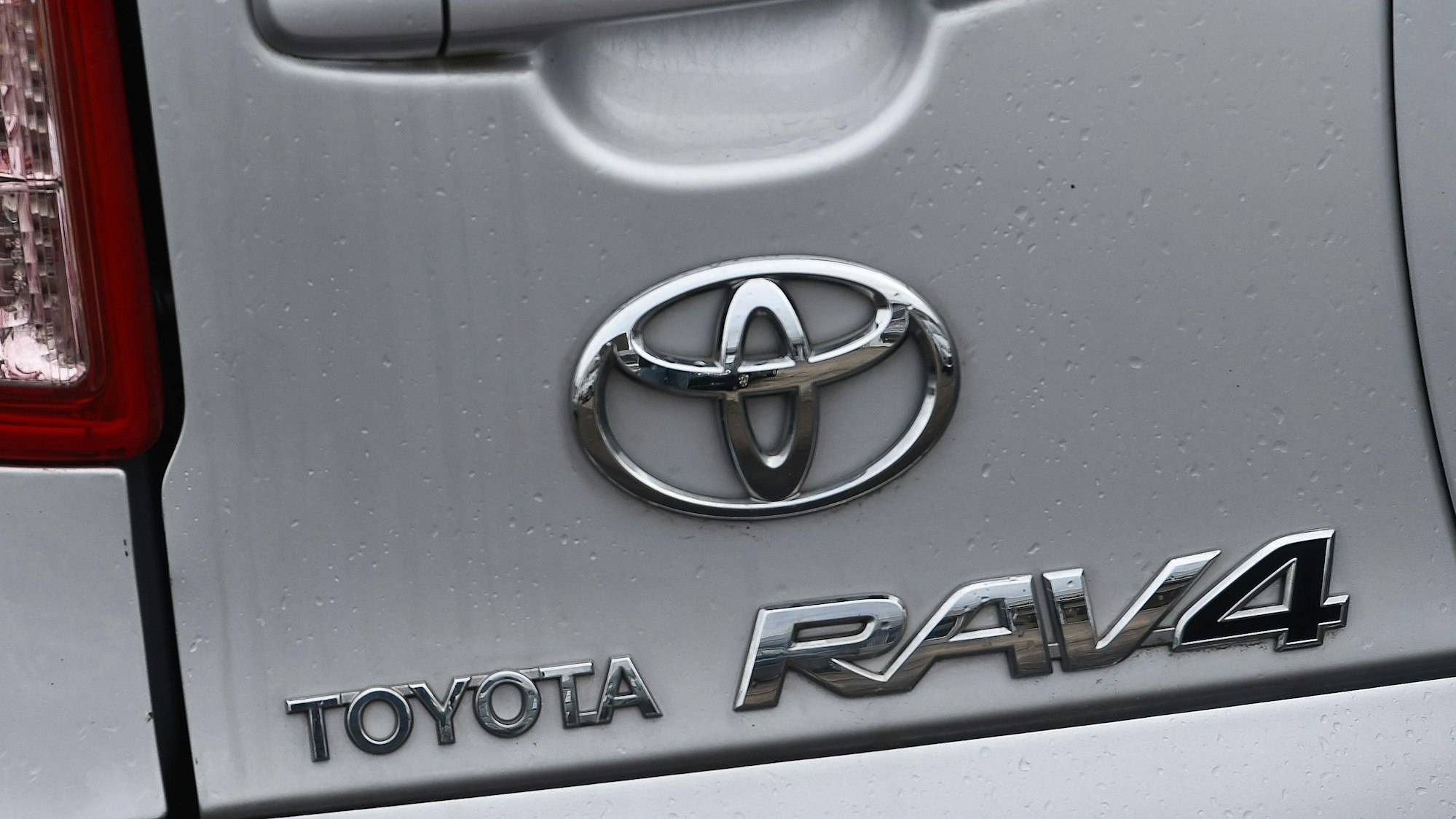 Das Logo eines Toyota RAV4.