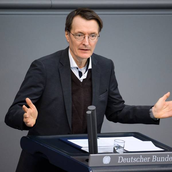 Bundesgesundheitsminister Karl Lauterbach gestikuliert am Rednerpult des Deuschen Bundestag.