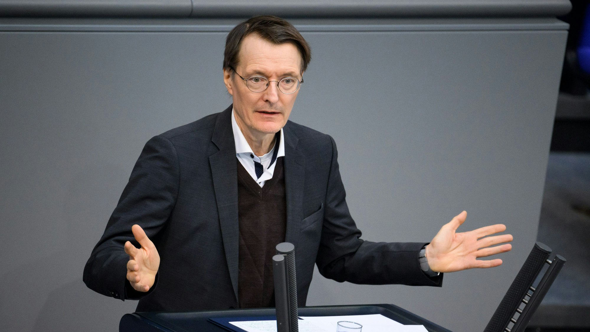 Bundesgesundheitsminister Karl Lauterbach gestikuliert am Rednerpult des Deuschen Bundestag.