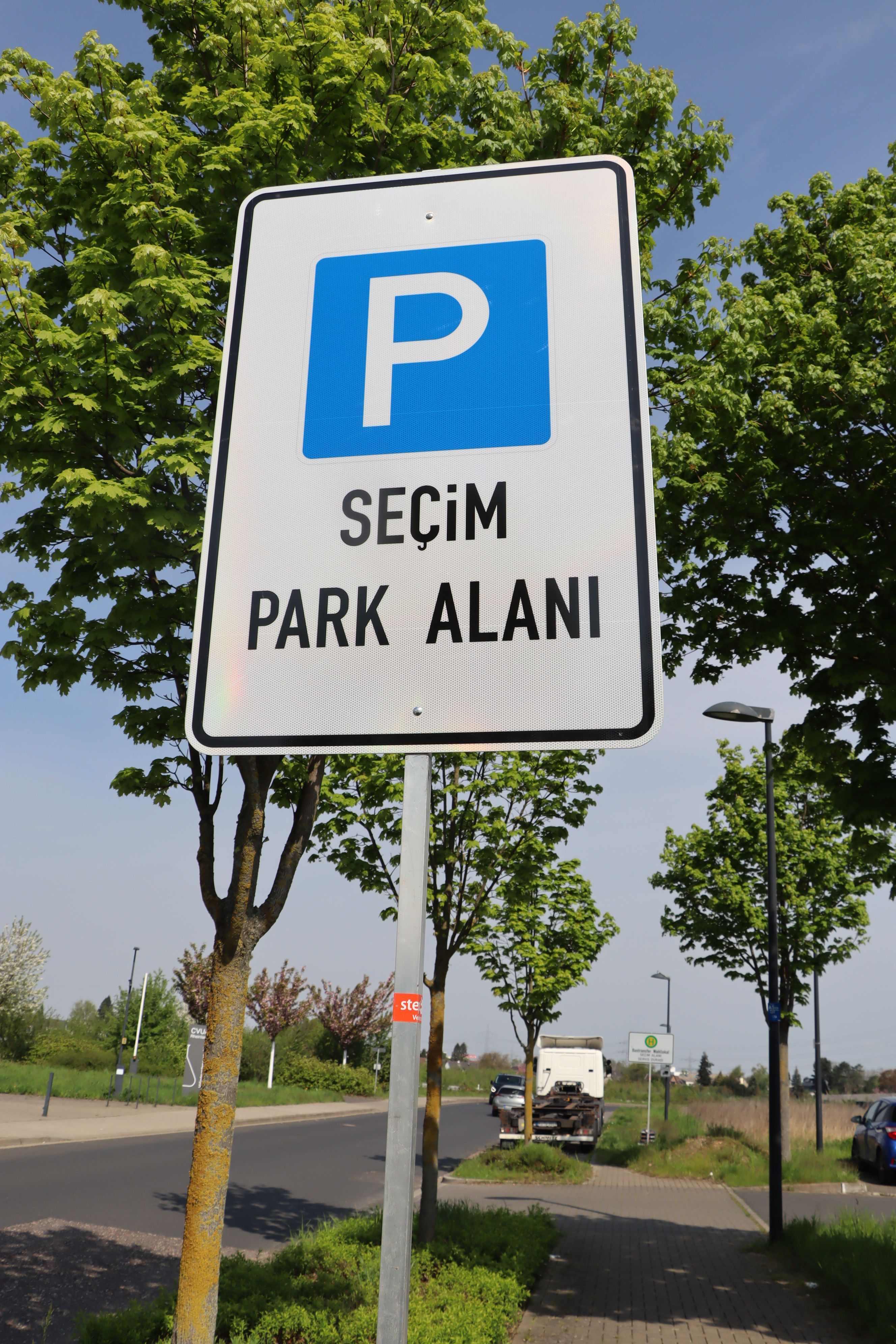 Foto von einem Verkehrsschild in türkischer Sprache.
