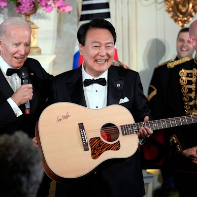 US-Präsident Joe Biden (l) überrascht Yoon Suk Yeol, Präsident von Südkorea, nach dem Staatsdinner mit einer von Don McLean signierten Gitarre im East Room des Weißen Hauses in Washington. American Pie von McLean ist einer der Lieblingssongs von Yoon.