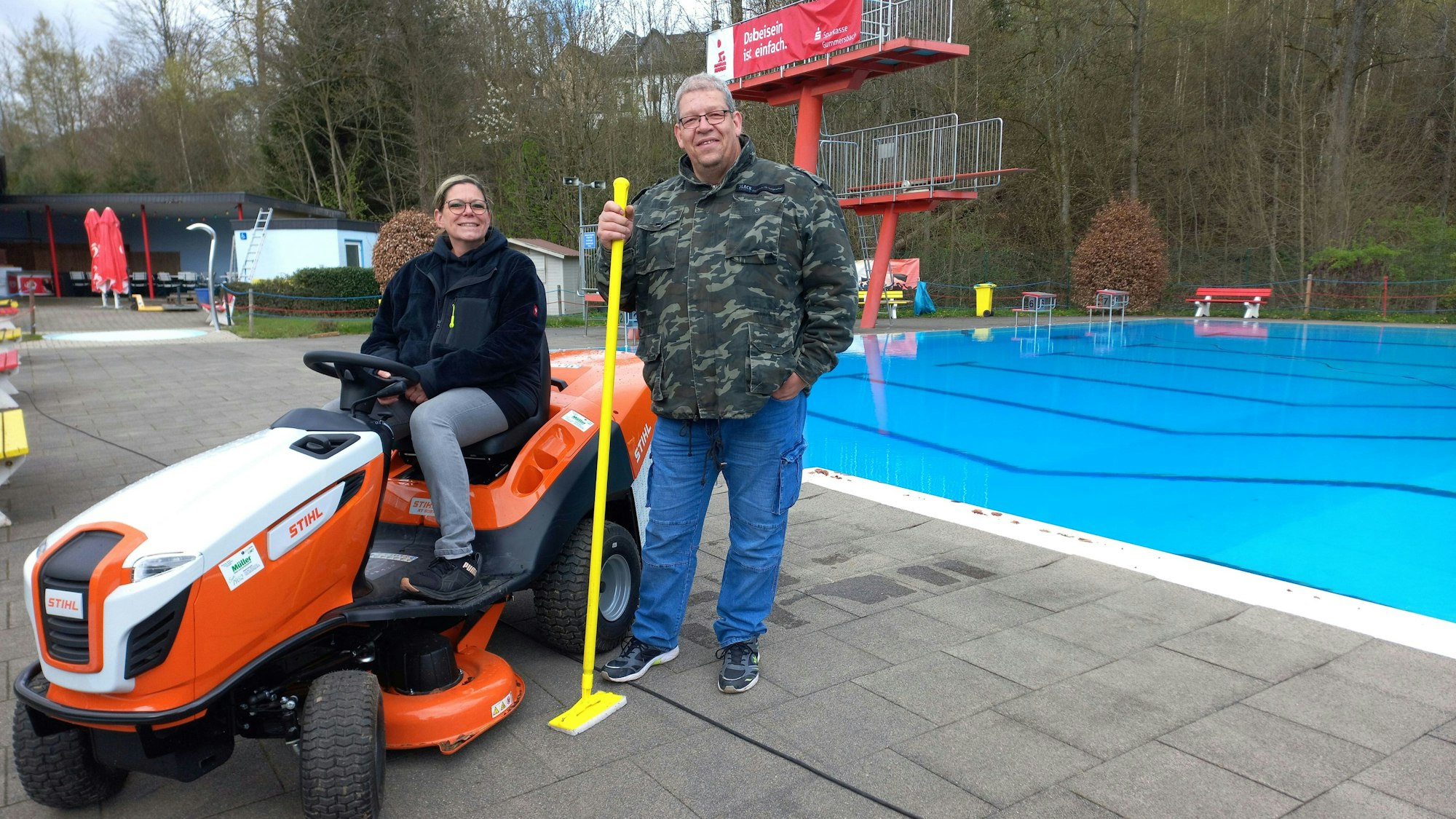 Schwimmmeisterin Alexandra Vennteicher und Fördervereins-Chef Stephan Büser am großen Becken.