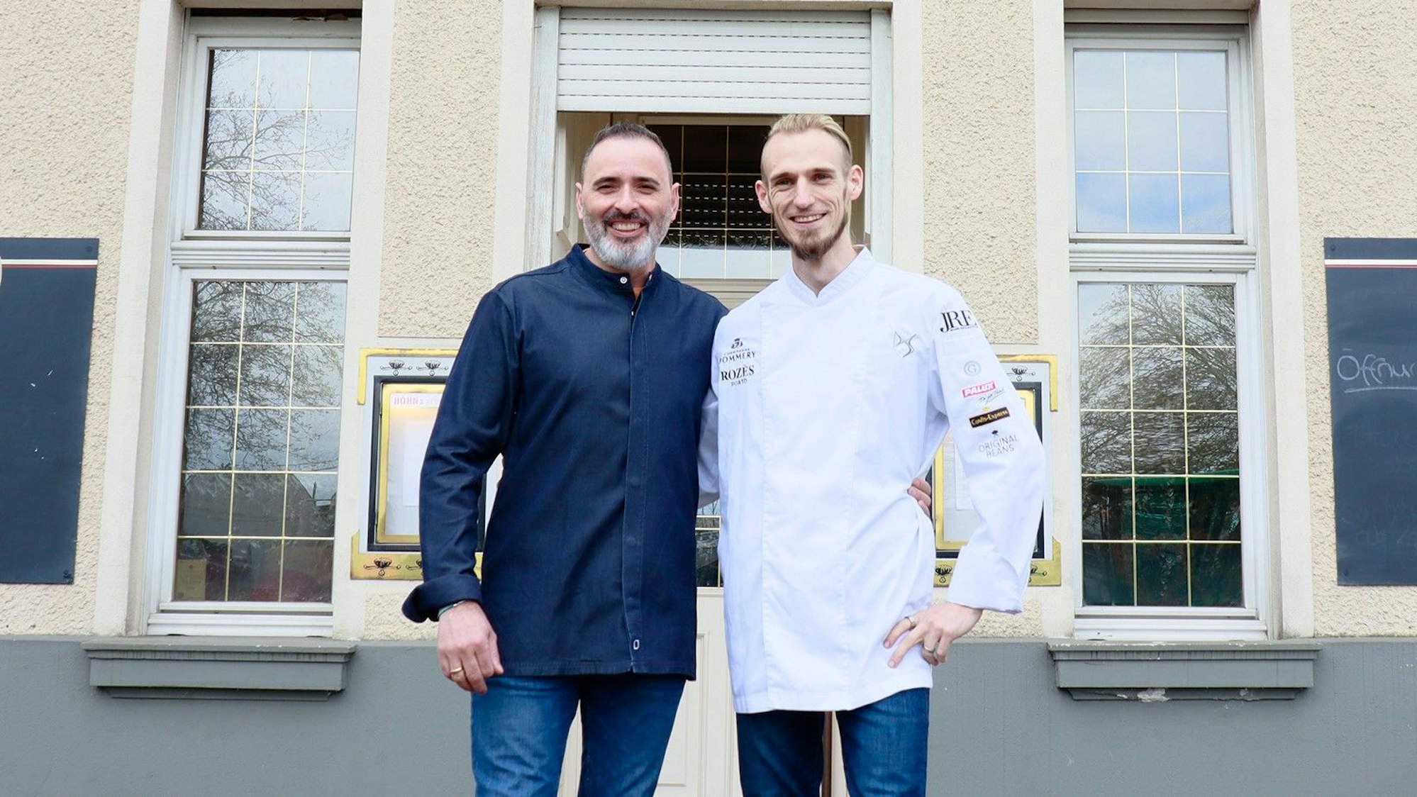 Luis Dias (links) und Küchenchef Cyrill Becker vor dem „Höhns“ im Kölner Süden.