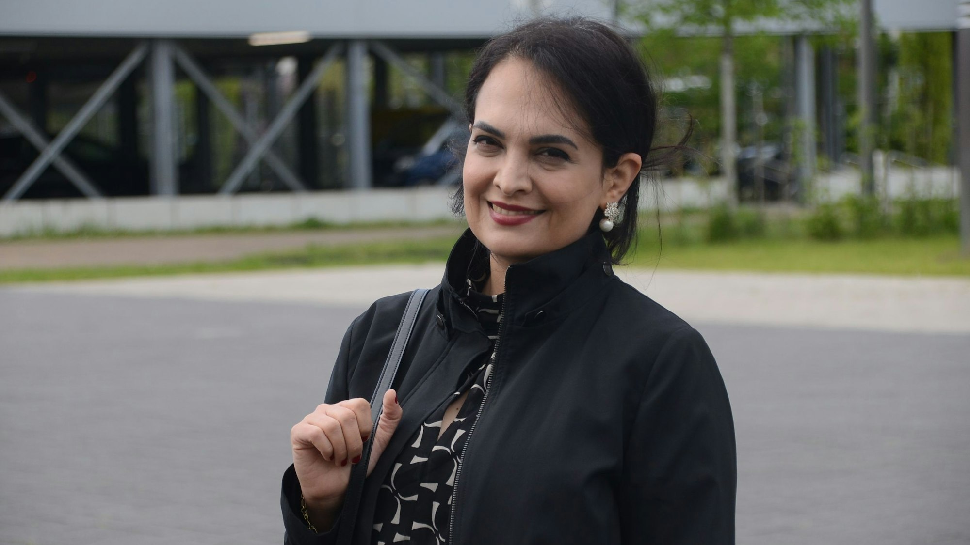 Fatemeh Ranjbar Taklimie lächelt in die Kamera.