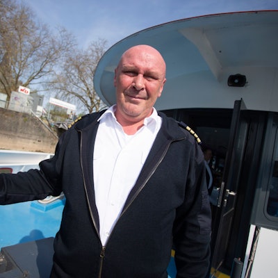 Schiffsführer Gunnar Grosser läutet zum Saisonstart die Schiffsglocke auf dem KD-Ausflugsschiff Jan von Werth.