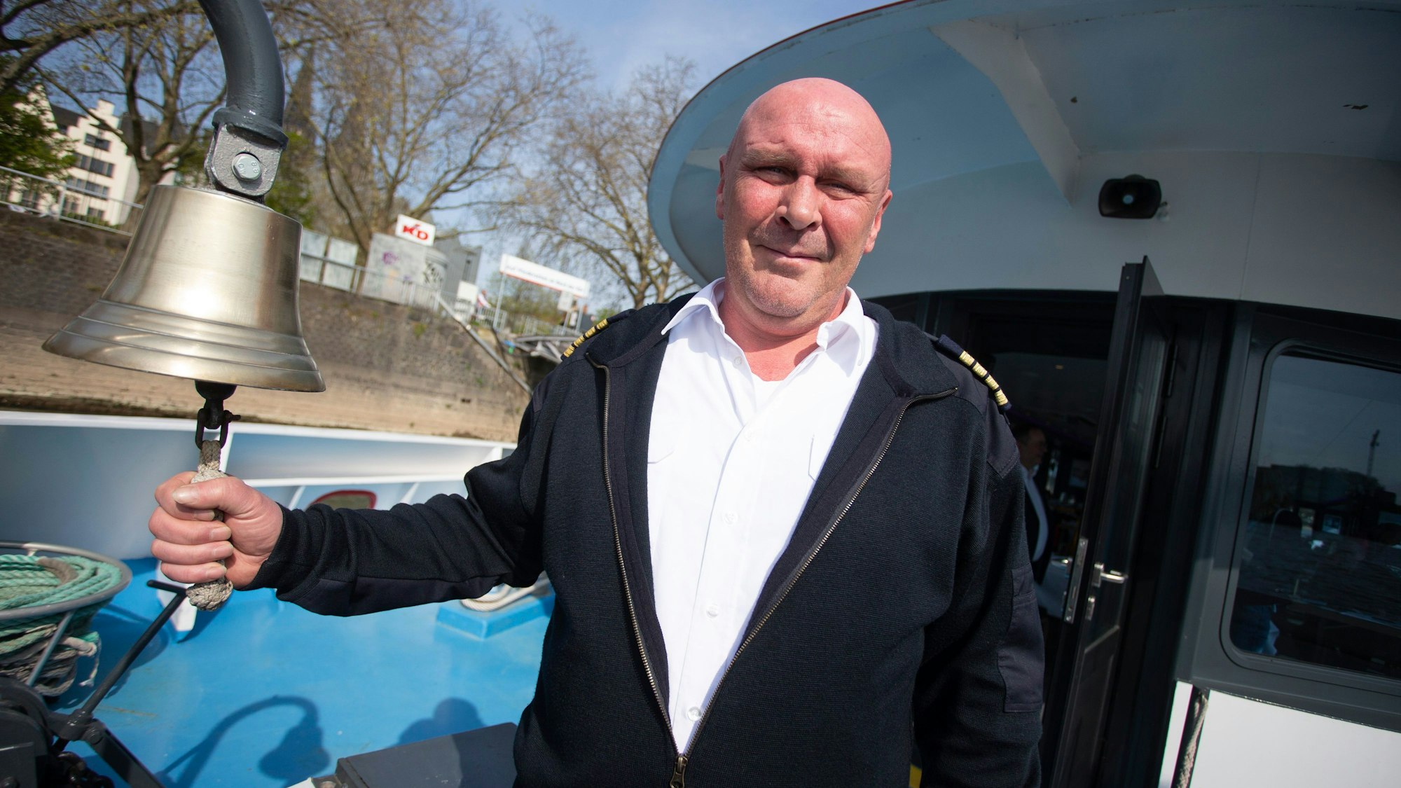 Schiffsführer Gunnar Grosser läutet zum Saisonstart die Schiffsglocke auf dem KD-Ausflugsschiff Jan von Werth.