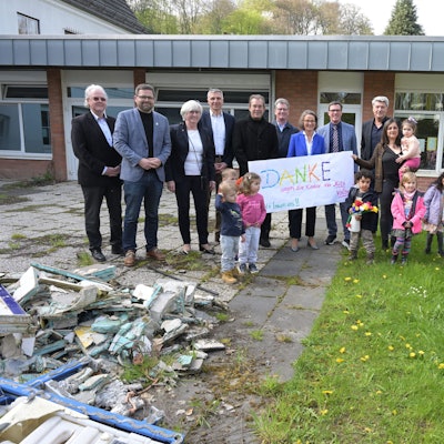 Heimatministerin Ina Scharrenbach übergibt 
den Förderbescheid vor der  zerstörten Kita