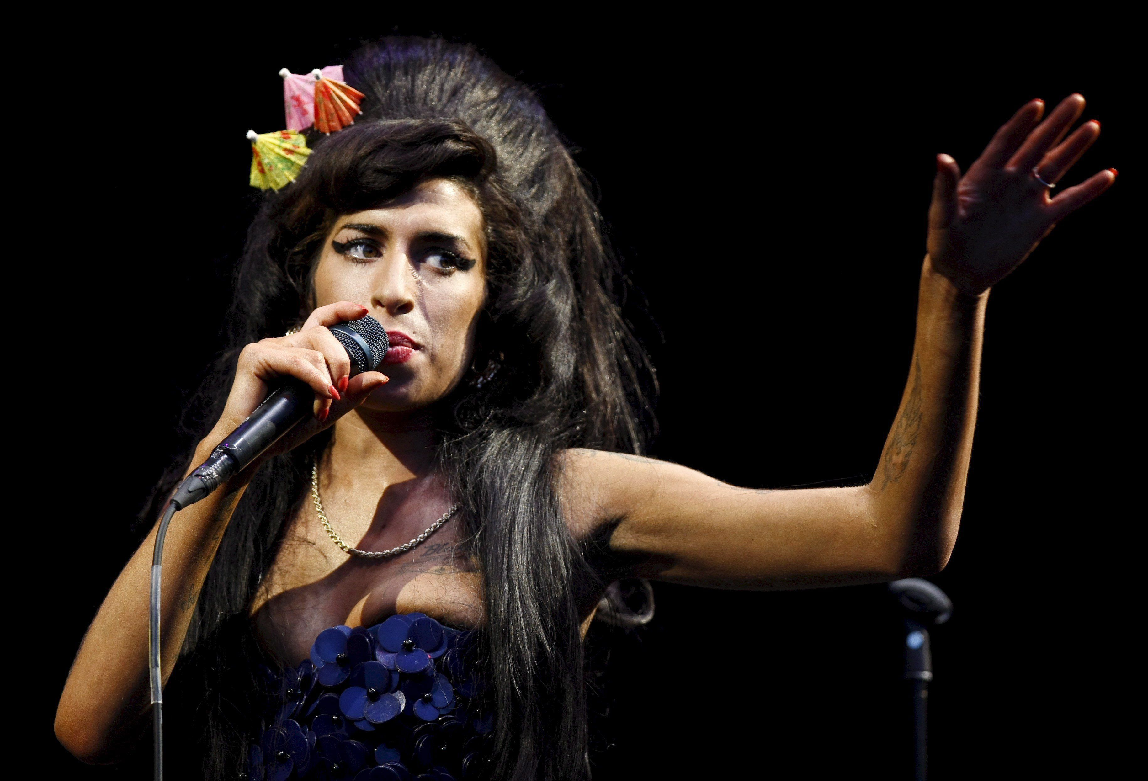 Archivbild der verstorbenen Sängerin Amy Winehouse während eines Auftritts bei dem Glastonbury-Festival.