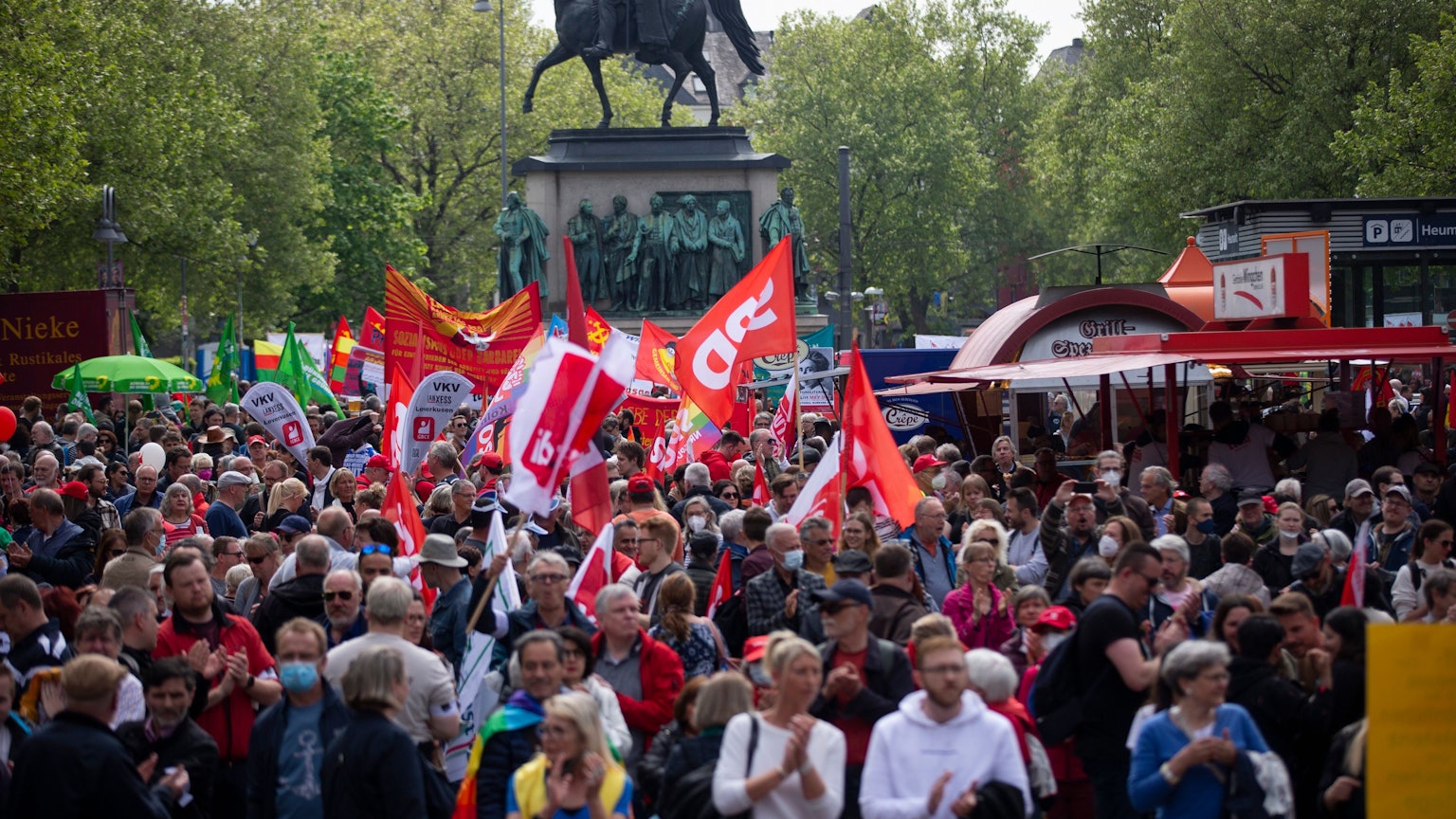 Viele Demonstranten sind mit Fahnen zu sehen.