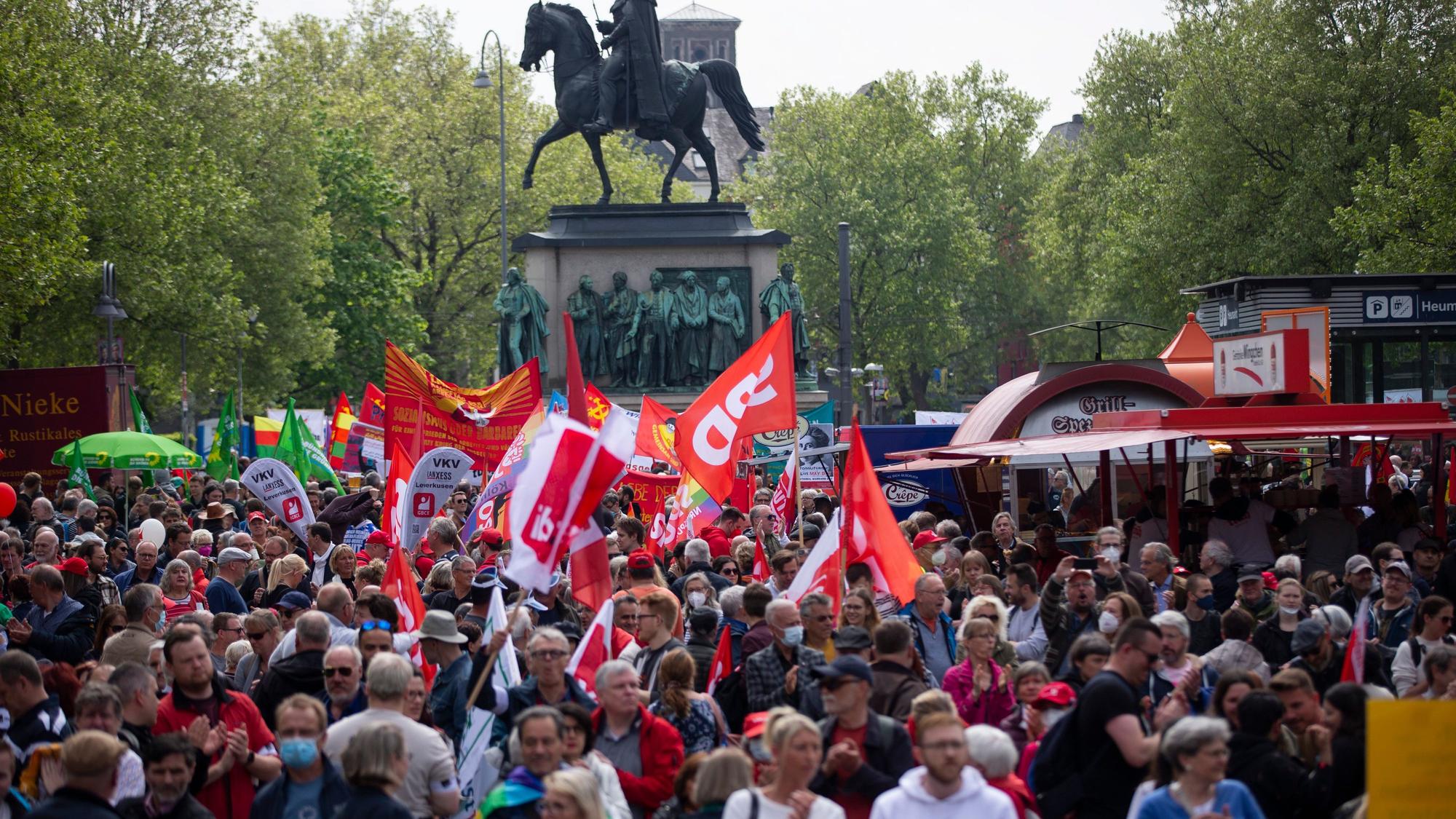 Viele Demonstranten sind mit Fahnen zu sehen.
