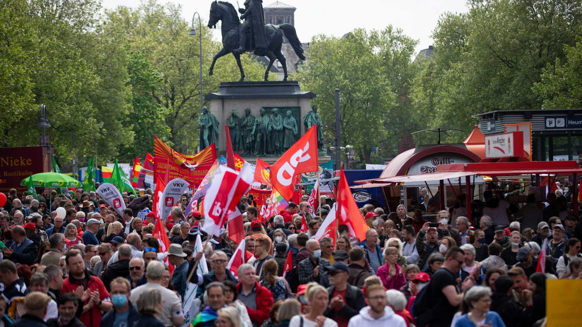 Viele Demonstranten sind mit Fahnen zu sehen.